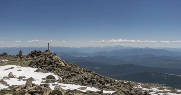 Lasso di tempo di paesaggio nuvoloso dietro la cima delle montagne. Neve, rocce, scogliere e cielo blu intenso. Alta quota. — Video Stock