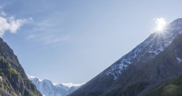 山湖时隔夏秋两季.野外和农村山区山谷。翠绿的松树林和阳光.照相机运动 — 图库视频影像