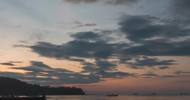 Timelapse amanecer, de sol de día oscuro a brillante, sobre el mar, las olas se están lavando — Vídeo de stock