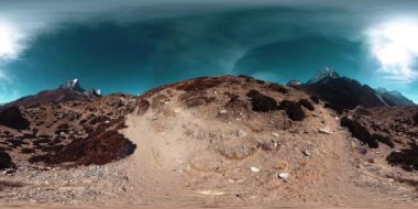 Nepal 'deki Dingboche ve Pheriche köyünün 4K VR' si, Everest ana kamp alanının temel noktası. EBC. Dağdaki Budist aptallığı..