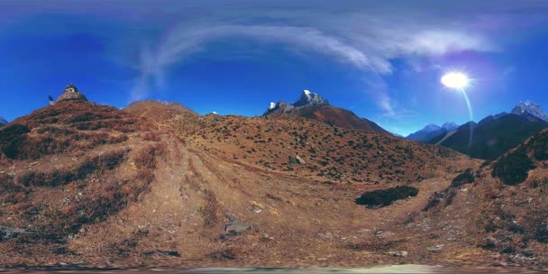 4K VR von Dingboche und dem Dorf Pheriche in Nepal, Ausgangspunkt des ewigsten Basislagers. Die EBC. Buddhistische Stupa auf dem Berg. — Stockvideo