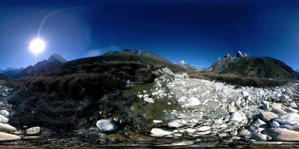 4K VR z vesnice Dingboche a Pheriche v Nepálu, základní bod všudypřítomné základnové stopy. EBC. Buddhistická stúpa na hoře. — Stock video