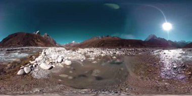 Nepal 'deki Dingboche ve Pheriche köyünün 4K VR' si, Everest ana kamp alanının temel noktası. EBC. Dağdaki Budist aptallığı..