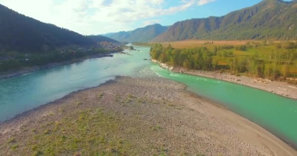 Vuelo de baja altitud sobre el río fresco de montaña rápida con rocas en la soleada mañana de verano. — Vídeos de Stock