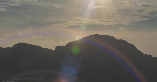 Időeltolódás a nap felhők felett a csodálatos öböl Phi Phi sziget táj hajók. Andamai tengeri lagúna. — Stock videók