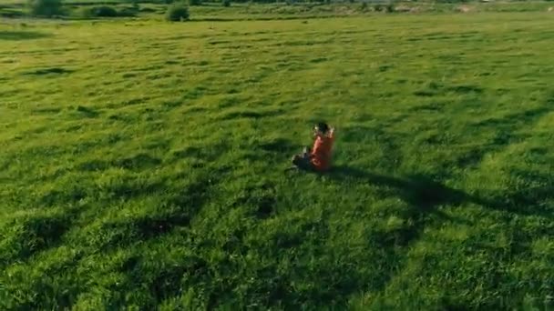 Zbor radial la altitudine joasă deasupra sportului yoga om la iarbă verde perfectă. Apus de soare în munte . — Videoclip de stoc