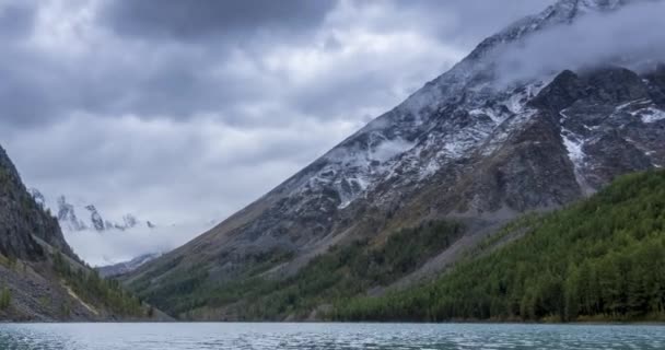 Fjällsjöns timelapse på sommaren eller hösten. Vild natur och lantlig bergsdal. Grön skog av tallar och snabba moln på himlen. Motordriven skjutreglaget rörelse — Stockvideo