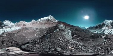 Khumbu Buzulu 'ndaki Everest Üssü' nün 360. Khumbu Vadisi, Sagarmatha Ulusal Parkı, Himalayalar 'ın Nepal' i. Gorak Shep yakınlarındaki EBC rotası.