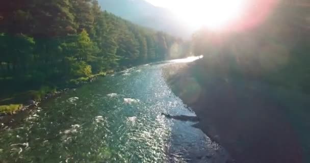 Vuelo en medio del aire sobre un río de montaña fresco y limpio en la soleada mañana de verano — Vídeos de Stock