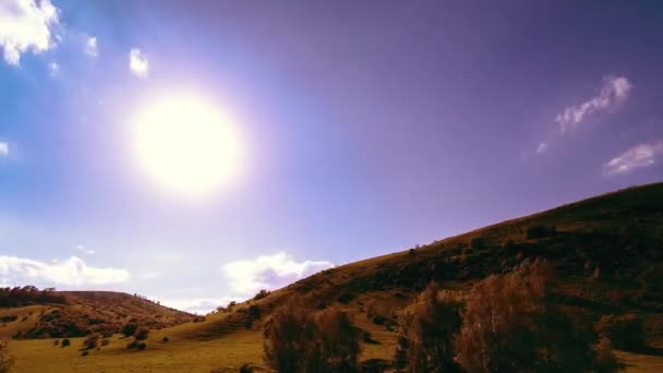 4K UHD górska łąka timelapse w lecie. Chmury, drzewa, zielona trawa i promieniowanie słoneczne. — Wideo stockowe