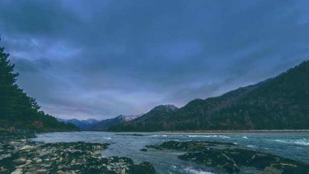 Tiro de lapso de tiempo de un río cerca del bosque de montaña. Grandes rocas y veladas de nubes rápidas. — Vídeos de Stock