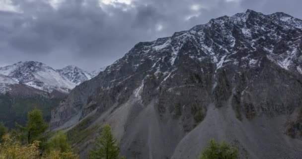Timelapse van epische wolken in de herfst van het bergdal. Wild eindeloze natuur en sneeuw storm hemel boven sneeuw top — Stockvideo