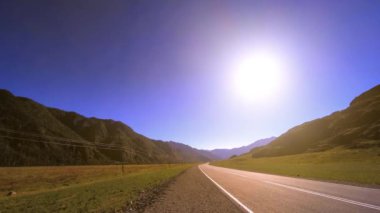Yaz ya da sonbahar günbatımında gün batımında dağ yolu zamanı. Vahşi doğa ve kırsal alan.