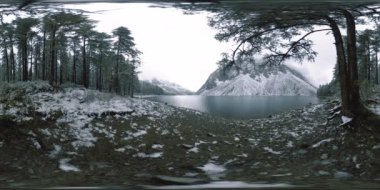 Dağ Gölü, kışın 360 Vr. Vahşi doğa ve dağ vadisi. Çam ağaçlarından yeşil orman ve gökyüzünde hızlı bulutlar.