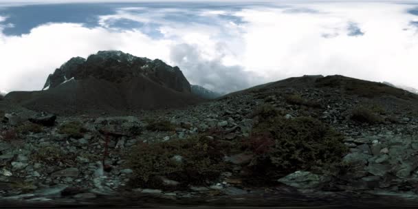 360 VR de valle de montaña lapso de tiempo en el tiempo de otoño. Naturaleza salvaje sin fin y nubes de tormenta de nieve. Rayos de sol sobre hierba verde y rocas . — Vídeo de stock