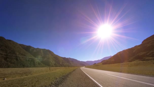 Timelapse strada di montagna al tramonto estivo o autunnale alba. Natura selvaggia e campo rurale. — Video Stock