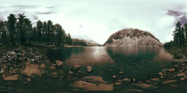 Time lapse of Mountain Lake 360 vr κατά τη διάρκεια του χειμώνα. 'γρια φύση και κοιλάδα. Πράσινο δάσος από πεύκα και γρήγορα σύννεφα στον ουρανό. — Αρχείο Βίντεο