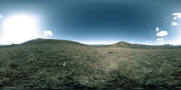 360 Vr του λόφου timelapse λιβάδι το καλοκαίρι ή το φθινόπωρο. Άγρια ατελείωτη φύση και αγροτικό πεδίο. Ηλιαχτίδες πάνω από πράσινο γρασίδι. — Αρχείο Βίντεο