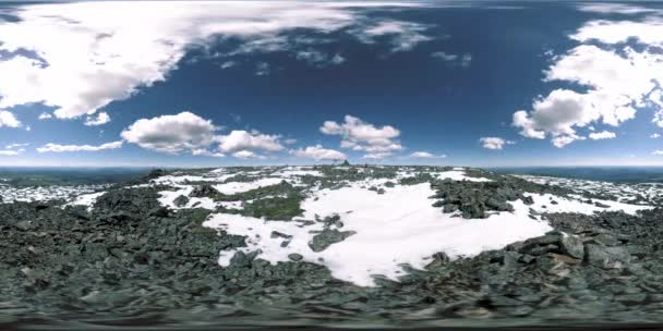 UHD 4K 360 VR timelapse av snöig topp. Solljuset på toppen och islandskapet. Frysta vinterstenar — Stockvideo