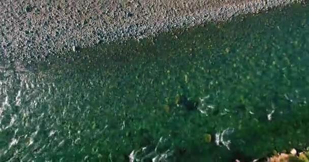 Vuelo de baja altitud sobre el río fresco de montaña rápida con rocas en la soleada mañana de verano. — Vídeos de Stock