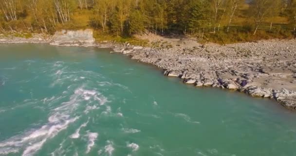 Tiefflug über frischen schnellen Gebirgsfluss mit Felsen an sonnigem Sommermorgen. — Stockvideo