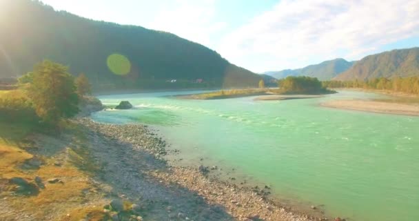 Laaggelegen vlucht over verse snelle bergrivier met rotsen op zonnige zomerochtend. — Stockvideo