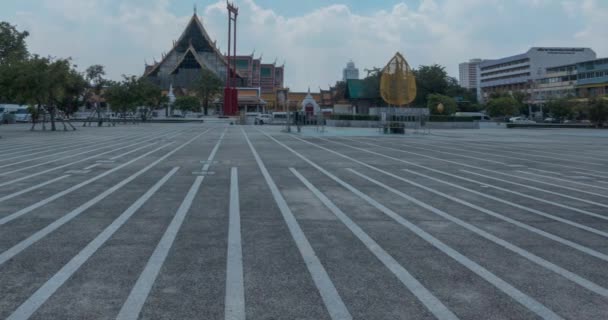 Timelapse de Wat Suthat Temple, vista de Larn Kon Mueng. Bangkok, Tailândia. NOV 21, 2018 — Vídeo de Stock