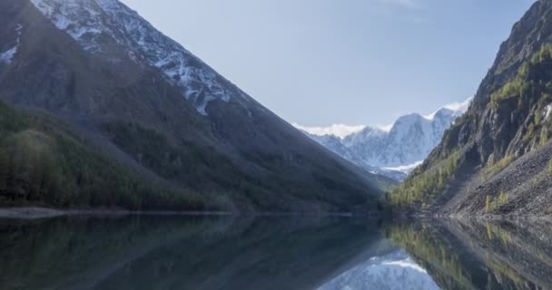 Timelapse lac de montagne à l'été ou à l'automne. Nature sauvage et vallée de montagne rurale. Forêt verte de pins et de rayons du soleil. Mouvement de caméra — Video