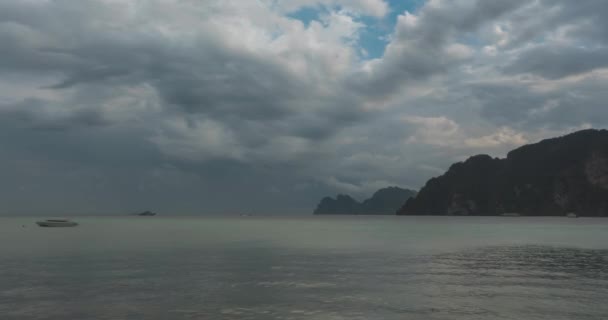 Czas upływ deszczu chmury nad plażą i krajobraz morski z łodzi. Burza tropikalna w oceanie. — Wideo stockowe