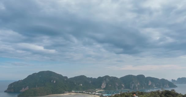 Tiempo de lapso de día nubes sobre la maravillosa bahía de Phi Phi isla paisaje con barcos. Laguna de mar de Andamán. — Vídeos de Stock