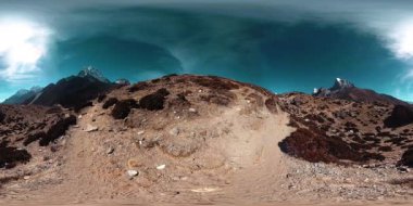 Nepal 'deki Dingboche ve Pheriche köyünün 4K VR' si, Everest ana kamp alanının temel noktası. EBC. Dağdaki Budist aptallığı..