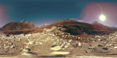 Nepal 'deki Dingboche ve Pheriche köyünün 4K VR' si, Everest ana kamp alanının temel noktası. EBC. Dağdaki Budist aptallığı..