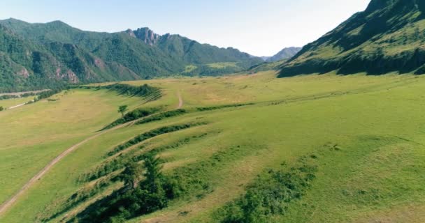 Camino de montaña rural aéreo y prado en la soleada mañana de verano. Autopista del asfalto y río. — Vídeos de Stock