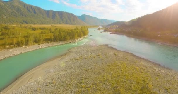 日当たりの良い夏の朝に岩と新鮮な速い山の川の上の低高度飛行. — ストック動画