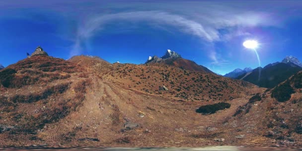 ネパールのDingbocheとPheriche村の4K VR 、永遠のベースキャンプトラックの基本的なポイント。EBC。山の仏舎利塔. — ストック動画