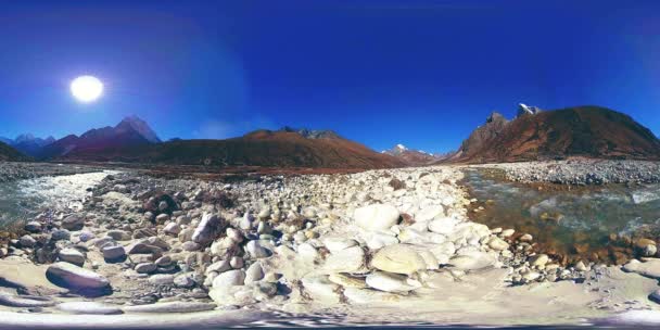 4K VR z vesnice Dingboche a Pheriche v Nepálu, základní bod všudypřítomné základnové stopy. EBC. Buddhistická stúpa na hoře. — Stock video