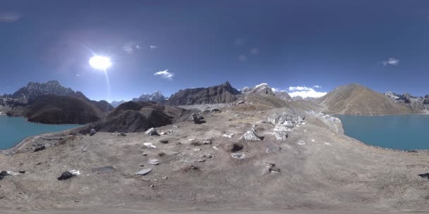 VR Gokyo Ri bergmeer in het winterseizoen. Wild Himalaya 's hoge hoogte natuur en berg vallei. Rotsachtige hellingen bedekt met ijs. — Stockvideo