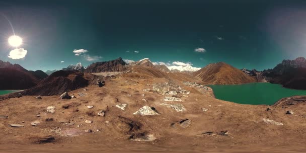 VR Gokyo Ri hegyi tó a téli szezonban. Vad Himalája, magaslati természet és hegyi völgy. Jéggel borított sziklás lejtők. — Stock videók