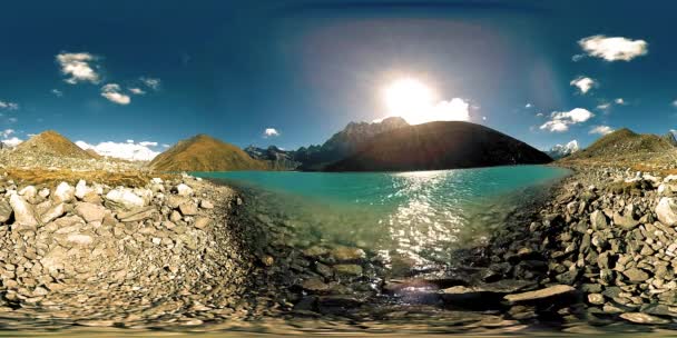 VR Gokyo Ri hegyi tó a téli szezonban. Vad Himalája, magaslati természet és hegyi völgy. Jéggel borított sziklás lejtők. — Stock videók