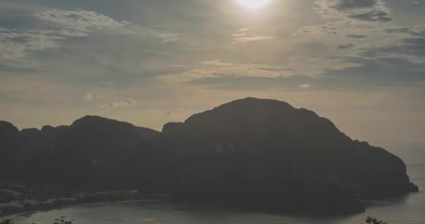 Tijdsverloop van de dag wolken over de prachtige baai van Phi Phi eiland landschap met boten. Zeelagune van Andaman. — Stockvideo