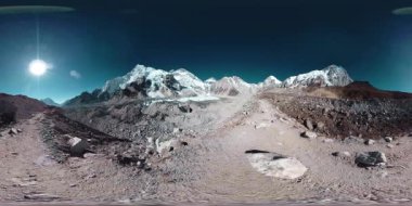 Khumbu Buzulu 'ndaki Everest Üssü' nün 360. Khumbu Vadisi, Sagarmatha Ulusal Parkı, Himalayalar 'ın Nepal' i. Gorak Shep yakınlarındaki EBC rotası.