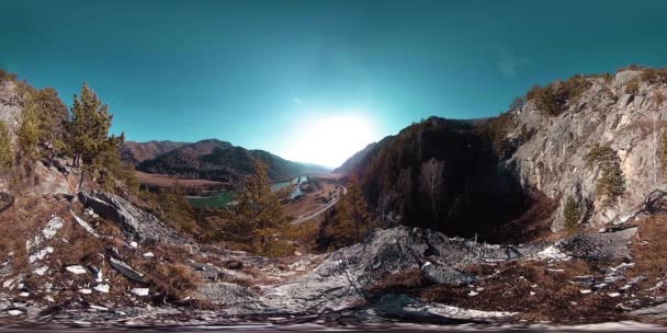 VR de una escena de montaña en la época soleada de otoño. Montañas salvajes, pinos y enormes rocas . — Vídeos de Stock