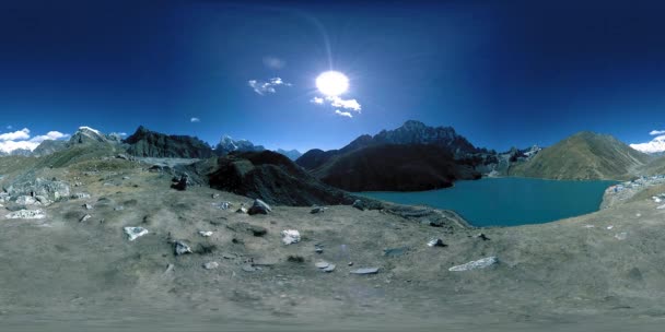 VR Timelapse Gokyo Ri bergmeer in het winterseizoen. Wild Himalaya 's hoge hoogte natuur en berg vallei. Rotsachtige hellingen bedekt met ijs. — Stockvideo