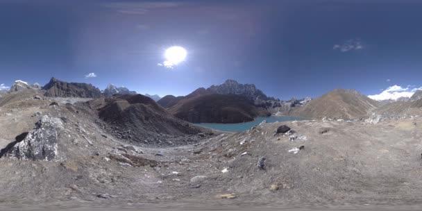 VR Gokyo Ri mountain lake at the winter season. Wild Himalayas high altitude nature and mount valley. Rocky slopes covered with ice. — Stock Video