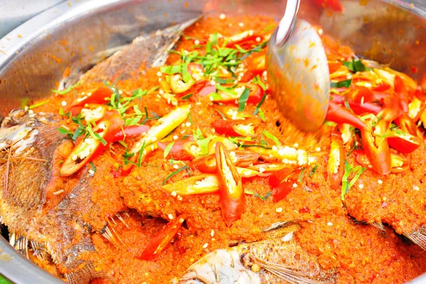Fried fish topped with chilli sauce. — Stock Photo, Image