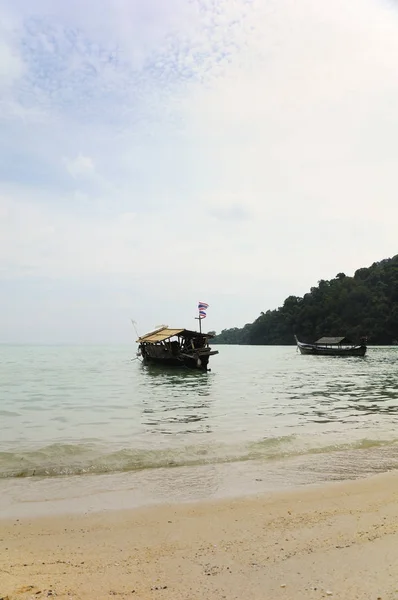 Barca di Moken, isola del Surin, sud della Thailandia — Foto Stock