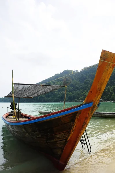 Moken タイの観光スポットで地元の漁船が浮かんでいます — ストック写真