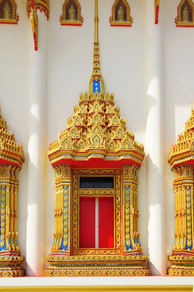 Igreja janela esculpida motivos tailandeses lindamente . — Fotografia de Stock