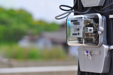 Elektrik sayacı güç kullanımını ölçüyor. Elektrik saati ölçüm aracı kutupta, ev aletlerinde kullanmak üzere açık hava elektriği evin elektrik enerji tüketimini izler.