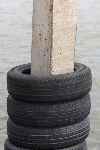 Many Old Used Car Tires Overlap Plaster Posts Cushioning — Stock Photo, Image